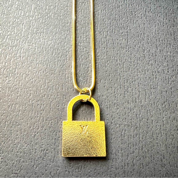 Vintage LV locker Charm with black diamonds and Necklace! - Picture 2 of 11